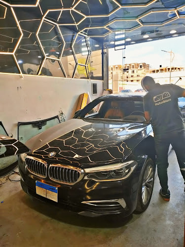 Auto glass Changing and repairing cracks and chips in car glass