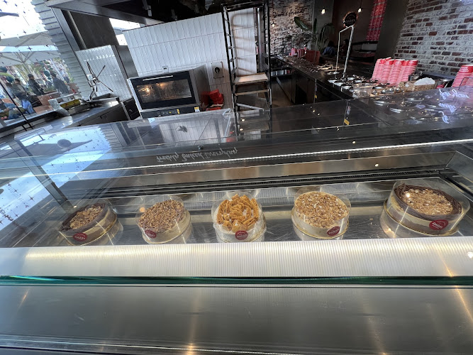 DARA’S ICE CREAM FLAGSHIP