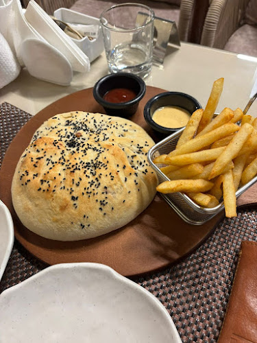 مقهى ومطعم ميت فيول