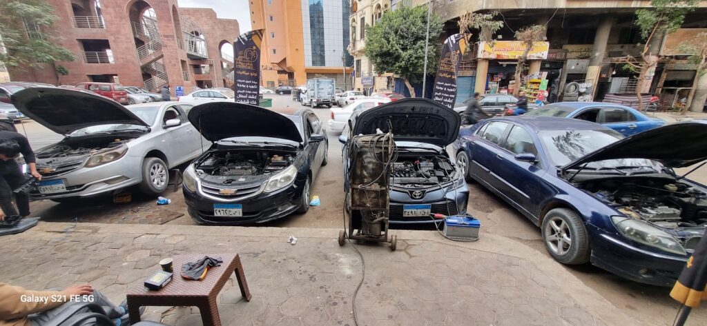 ميكانيكي سيارات لإصلاح وبرمجة وحدات التحكم في السيارات واكتشاف الأعطال