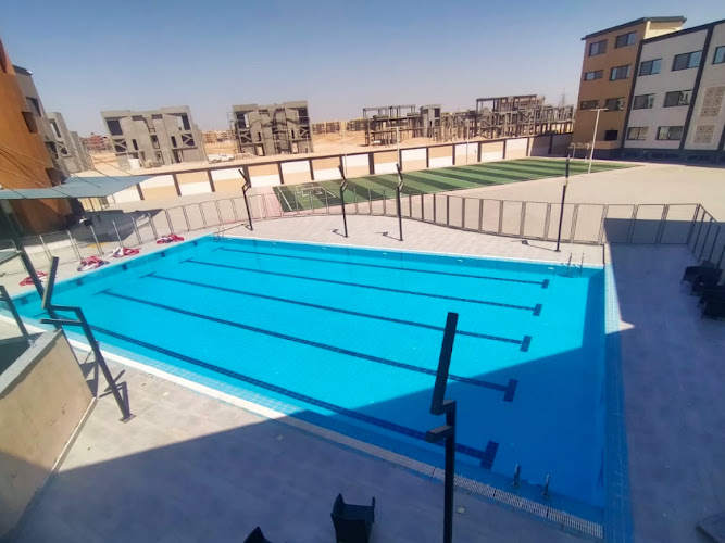 أكاديمية السباحة الذهبية