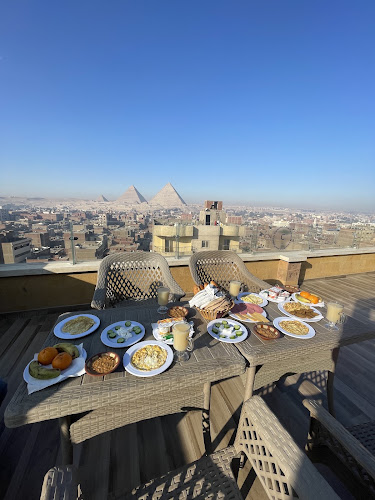 Celia Pyramids View Inn