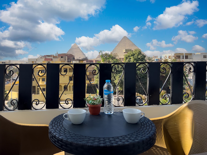 Pyramids Art View Inn
