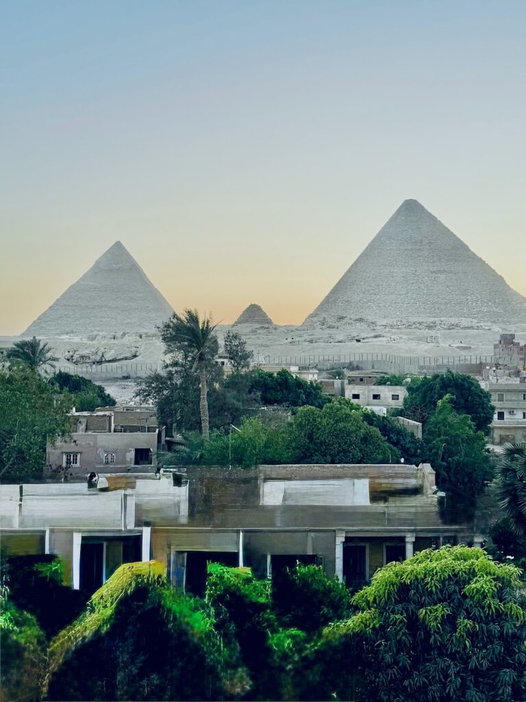 إطلالة على أهرامات الساحة الجديدة