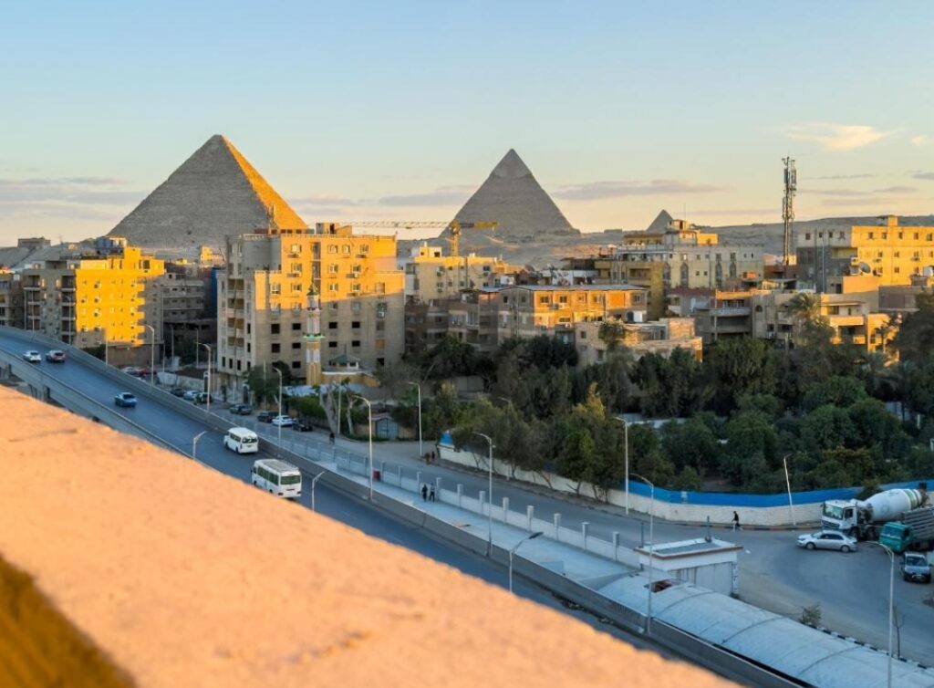 فندق رويال كراون بإطلالة على أهرامات الجيزة