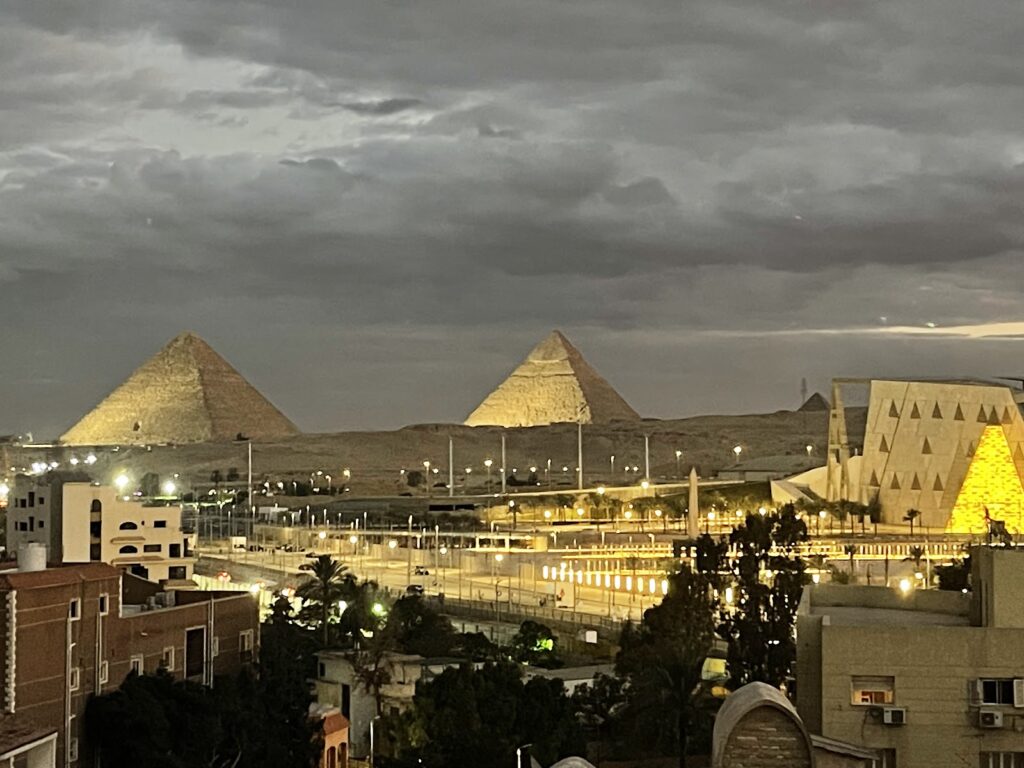 متحف جويل جراند – إطلالة على الأهرامات