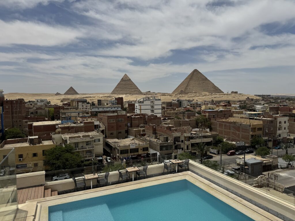 فندق بإطلالة على أهرامات كيميت