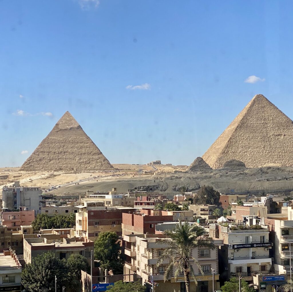 منظر الأهرامات تحت ضوء القمر