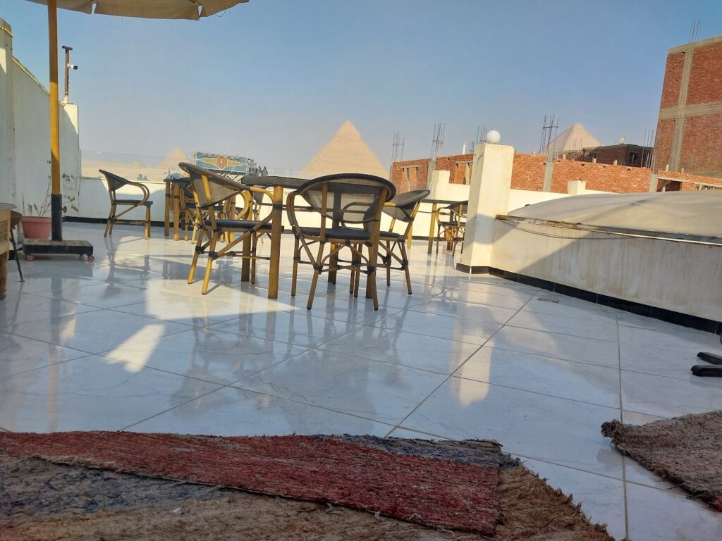 منظر الأهرامات من جهة النسور
