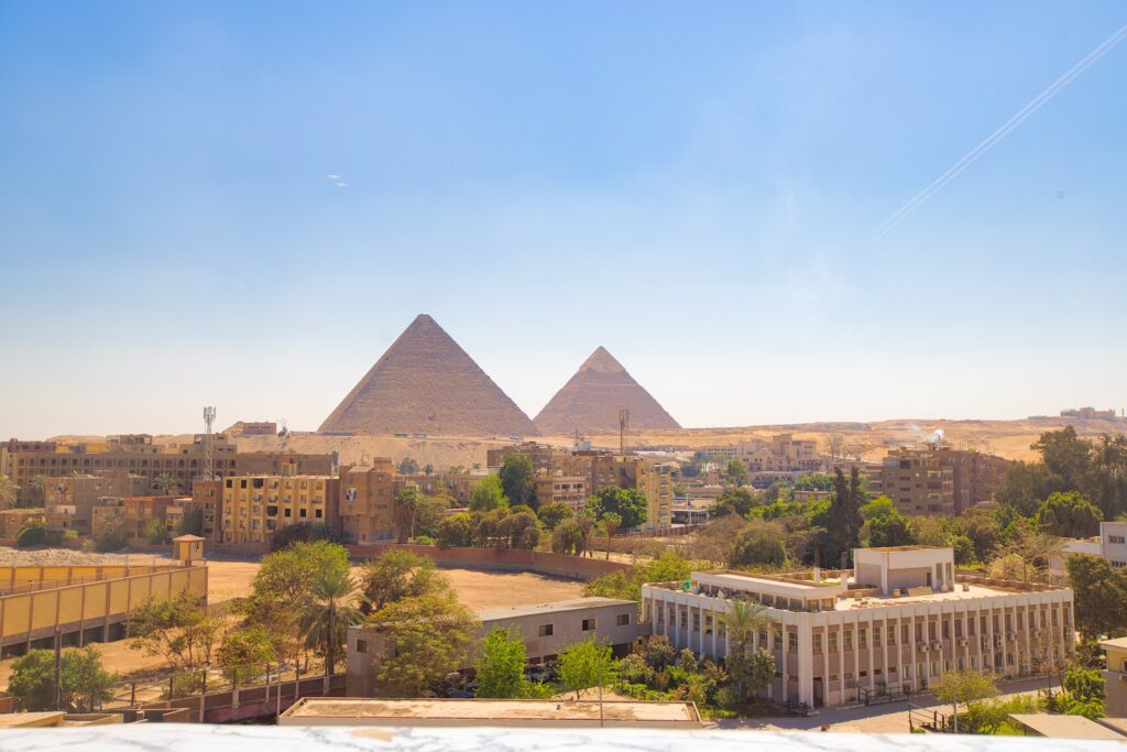 إطلالة رائعة على الأهرامات