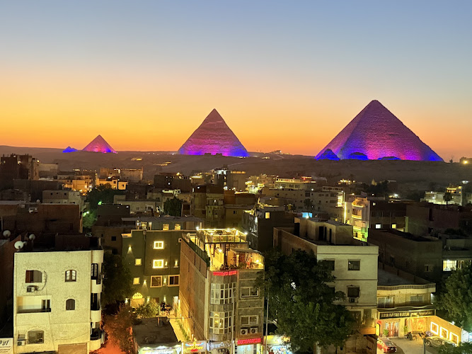 Zoom Pyramids View Inn