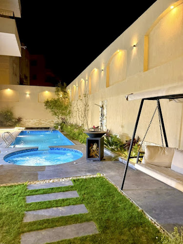 Hottely Suites & Lounge