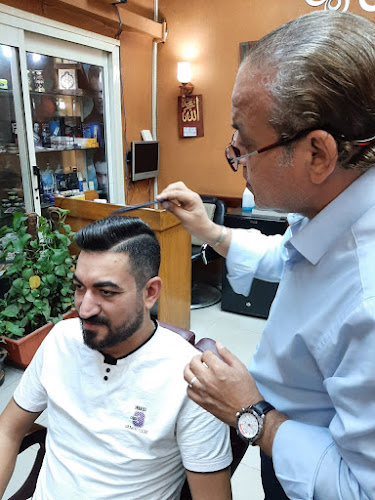 صالون حلاقة الأصدقاء