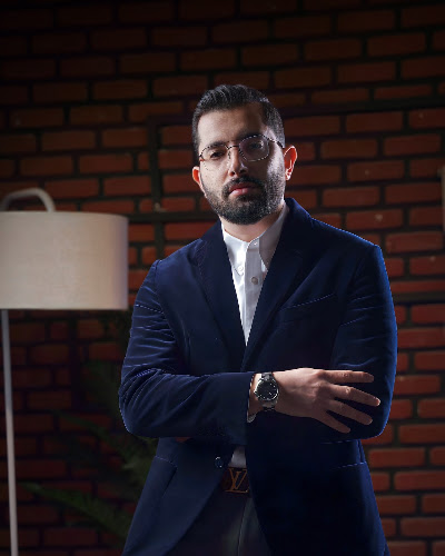 الدكتور محمد أبو حليمة – جراح تجميل الوجه في عيادة تريو