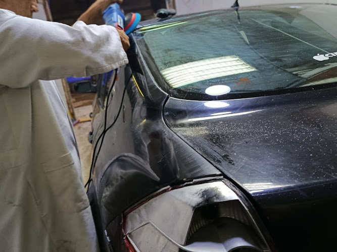 مدير مركز صيانة السيارات