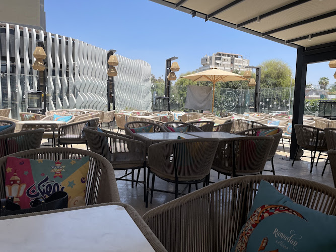 مطعم ومقهى ليلي